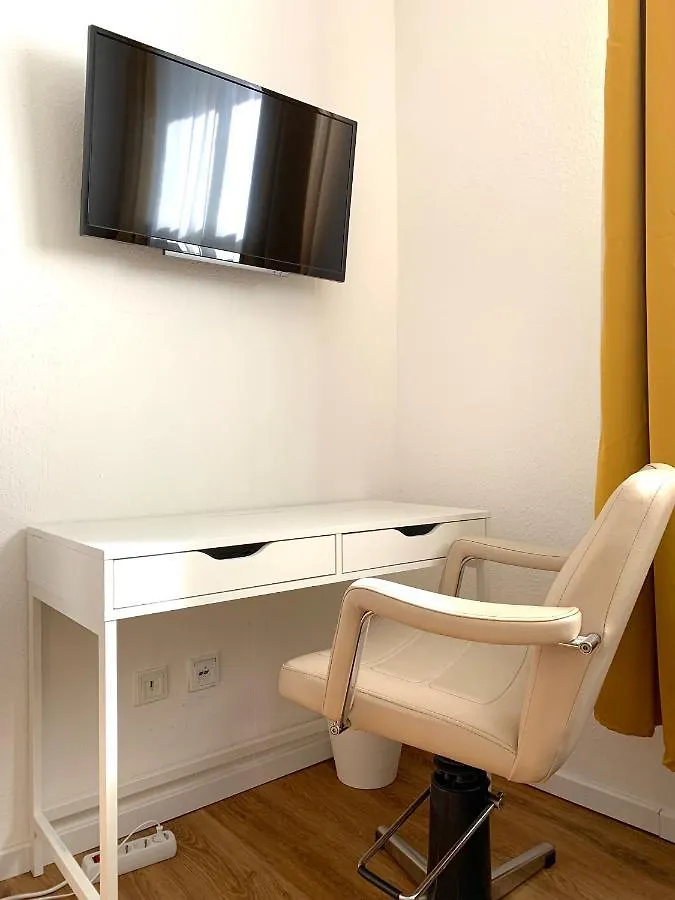 Apartment Alles Komplett - 2 Schlafzimmer, Grosse Kueche, Bad Köln